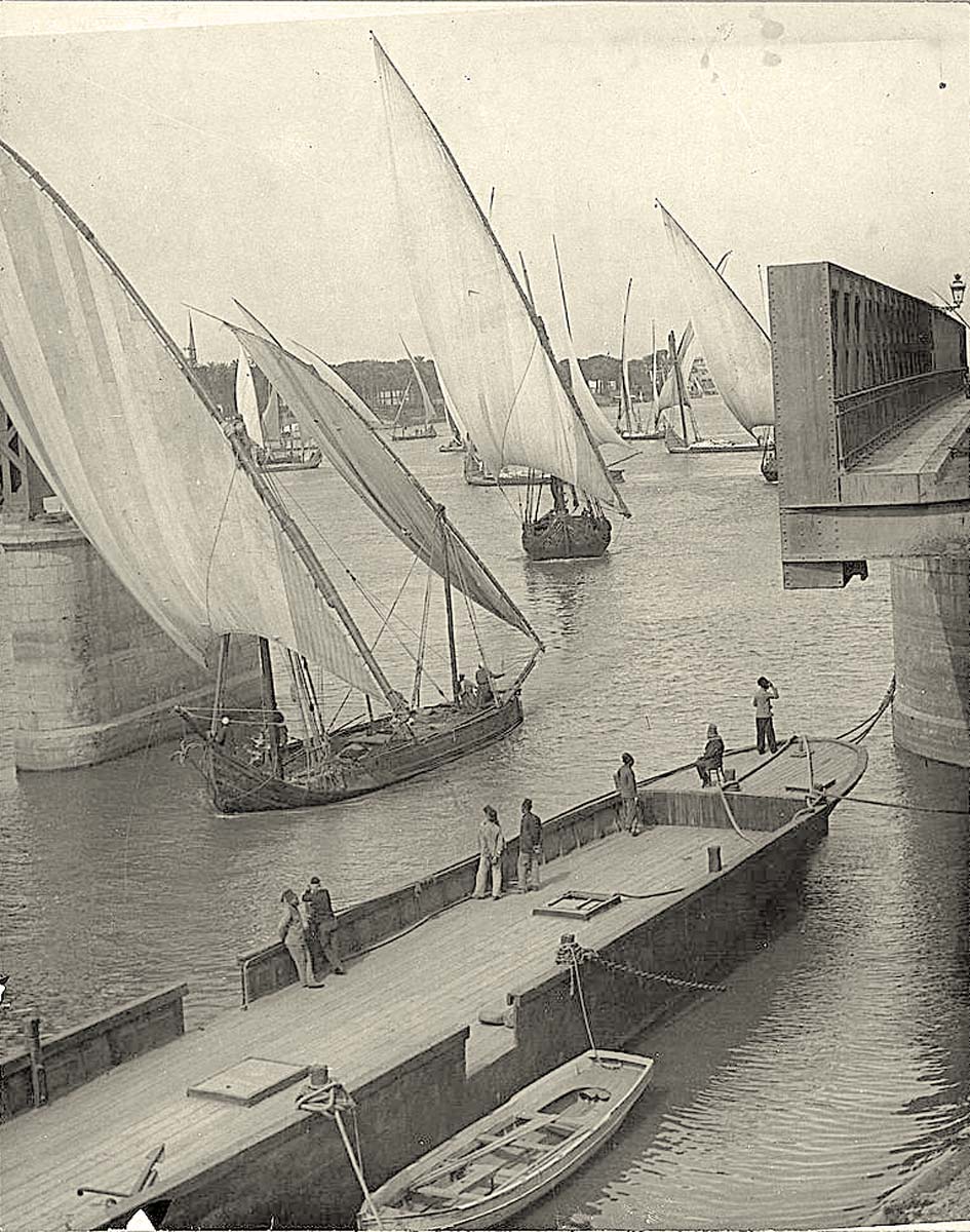Cairo. The Great Nile Bridge opened for freight boats, circa 1890