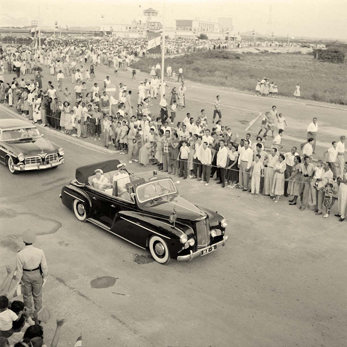 Royal couple drives from the airport to Oranjestad, 24.10.1955