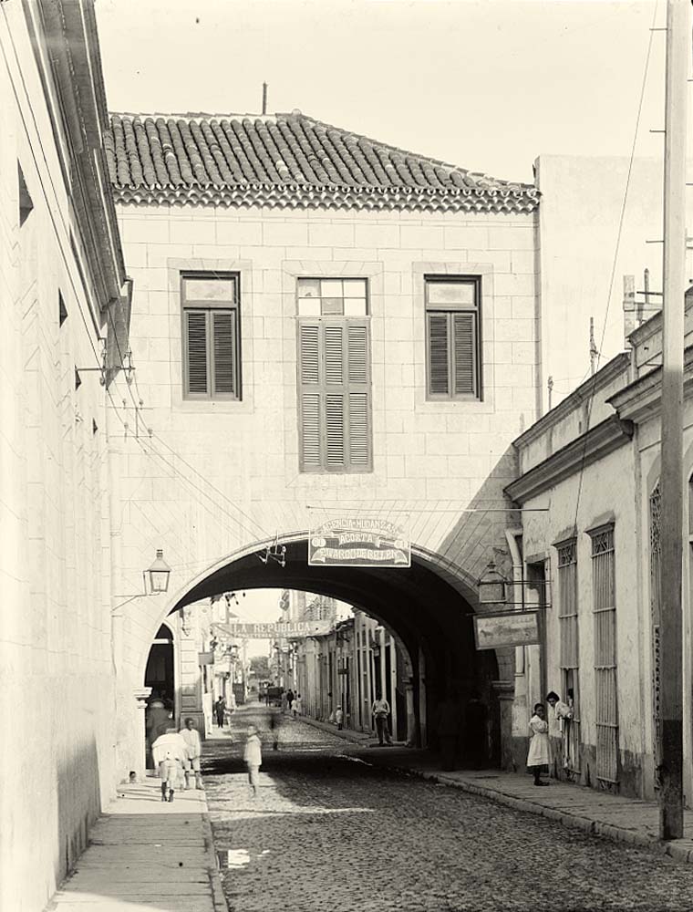 Havana. Acosta street, alley with building arch, between 1900 and 1915