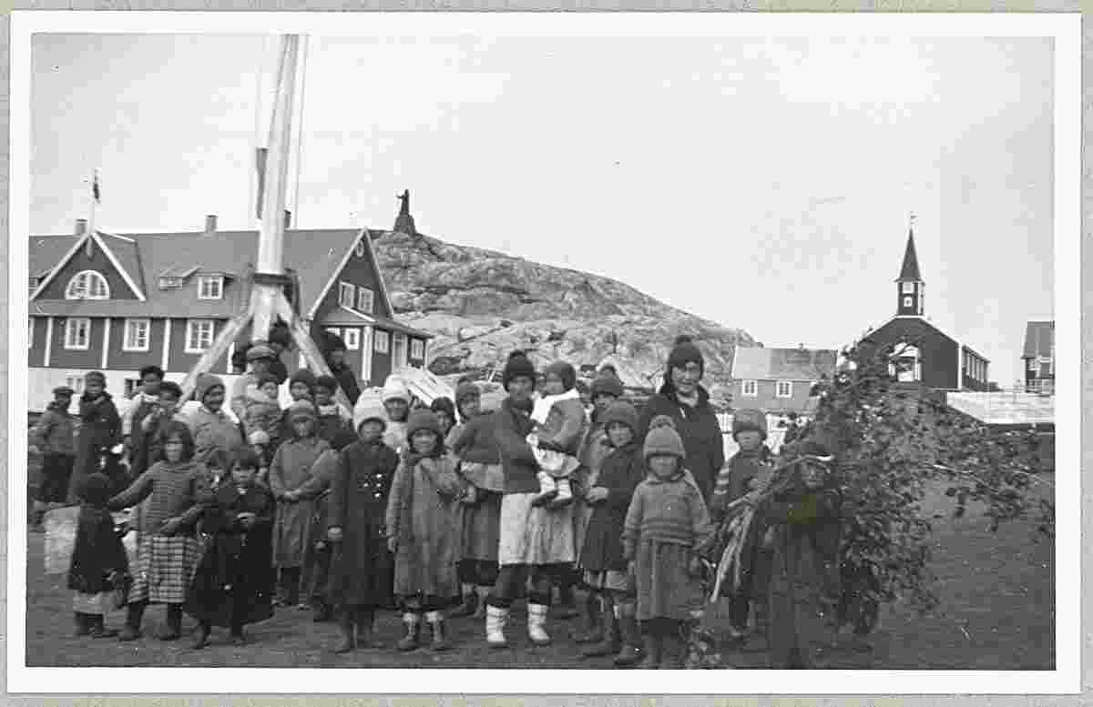 Nuuk. Children, Savior Church on background, 1935