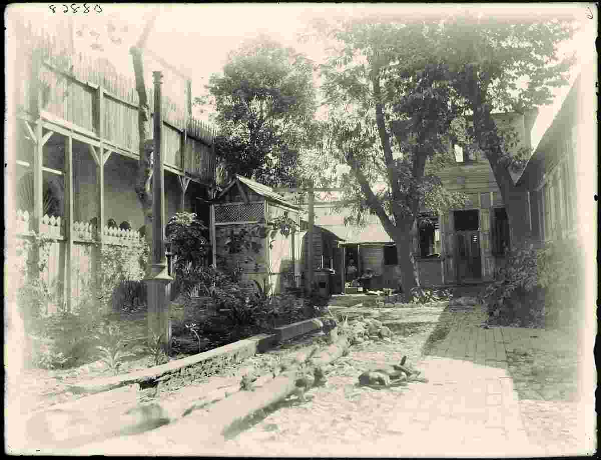 Port-au-Prince. Court of a typical residence, between 1880 and 1901