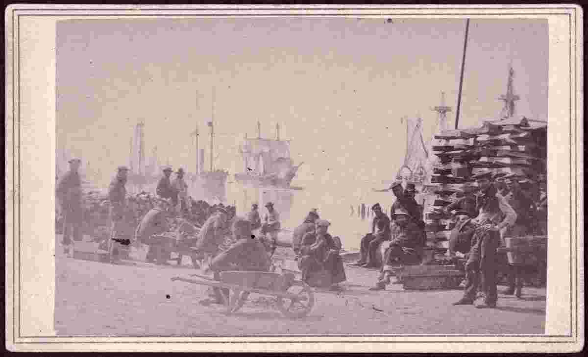 Coaling Admiral Farragut's fleet at Baton Rouge, 1862