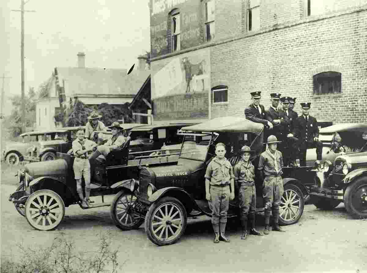 Baton Rouge. Fire Department and members of the Boy Scouts participate in flood relief work in 1927