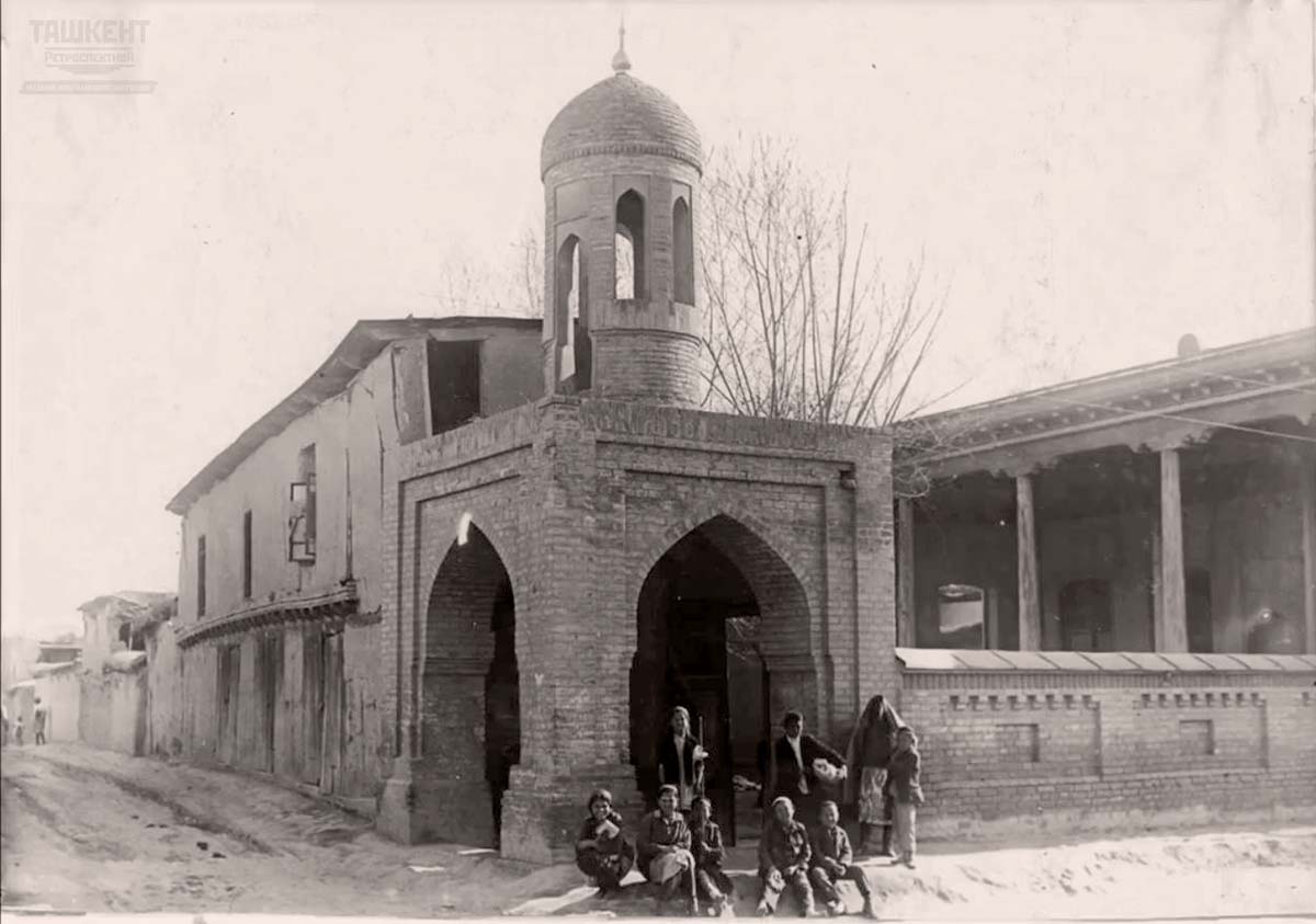 Tashkent. Guldasta (corner column) and mosque