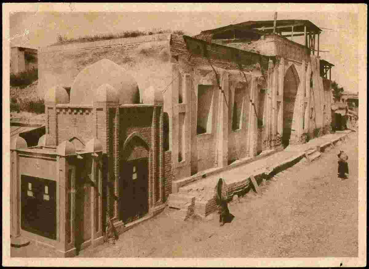 Tashkent. Mosque, woman in paranja, between 1920 and 1930