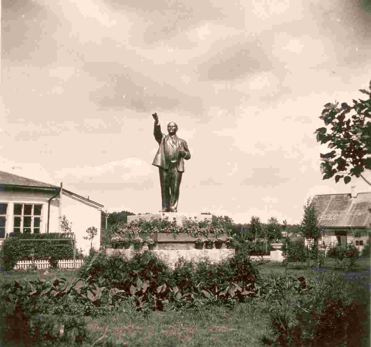 Barysaw. Public Garden, a monument to Lenin, 1941