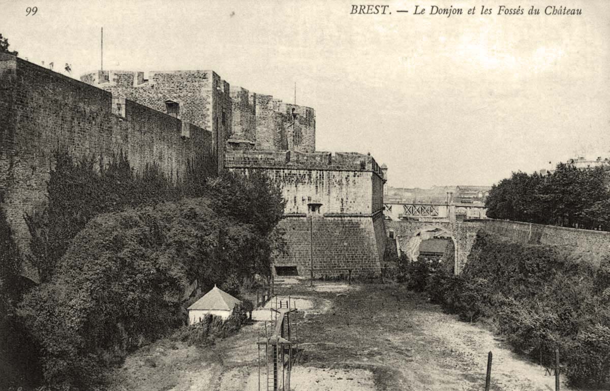 Brest. Le Donjon et les Fossés du Château