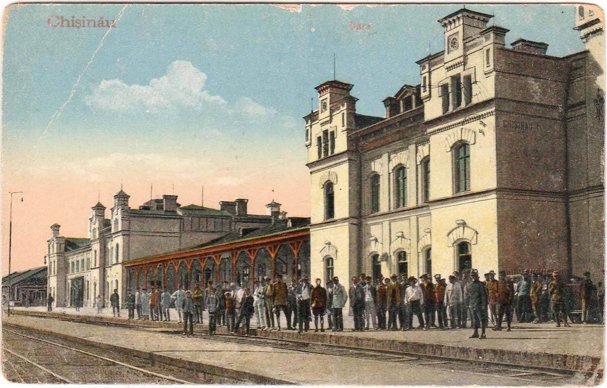 Chisinau (Kishinev). Central railway station, platform