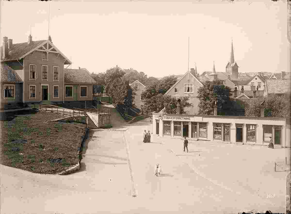 Kristiansund. Square, streets crossing, tobacco shop, 1905