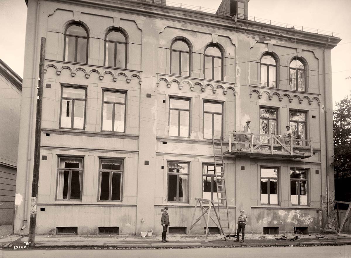 Sandvika. Building is the middle school, also called Rønna, 1928