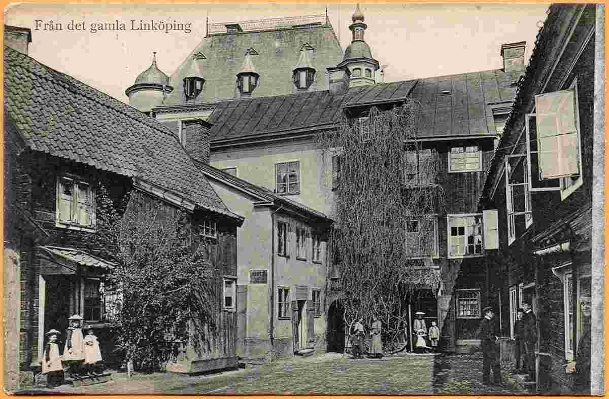 Yard in old Linköping, 1907