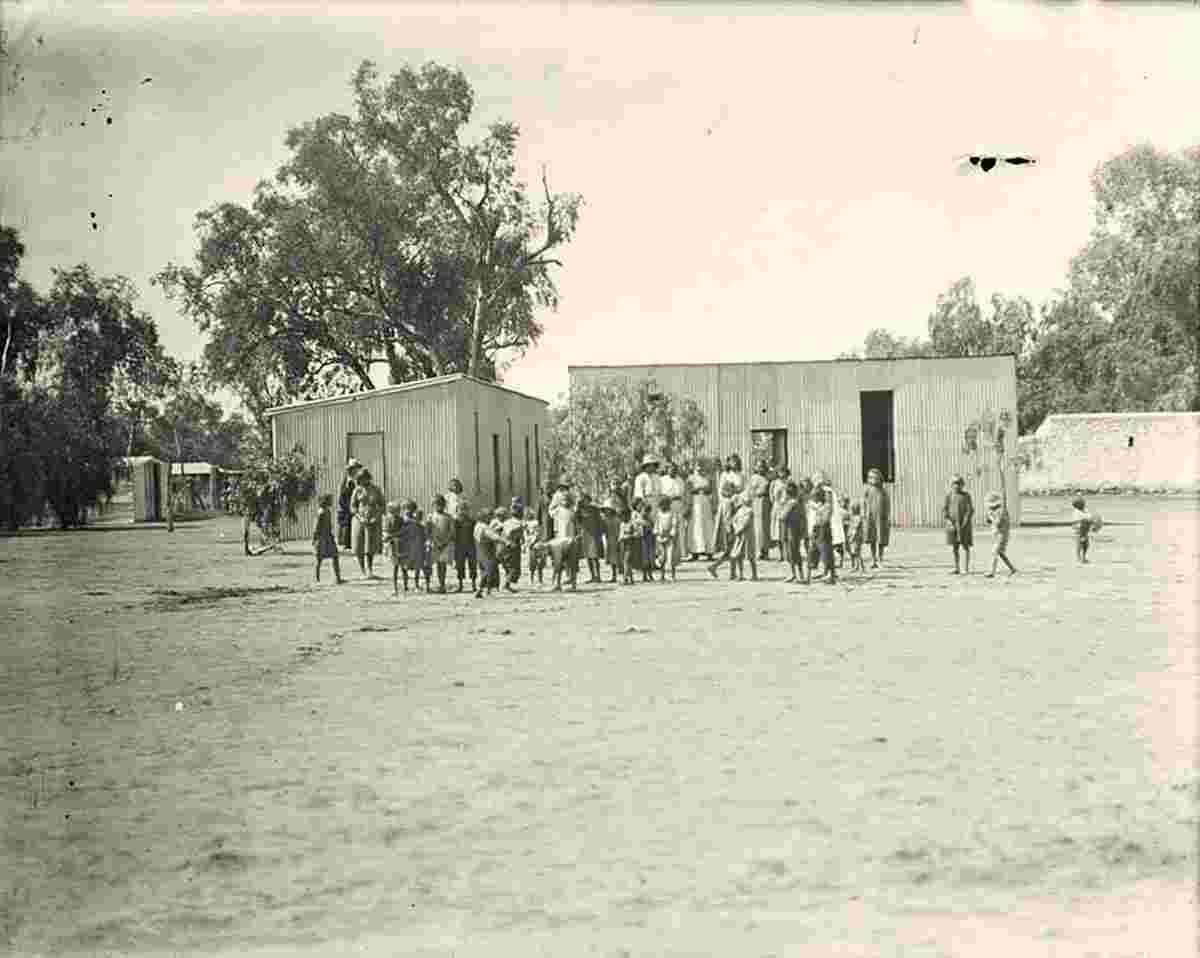 Alice Springs. Children in front of dwellings