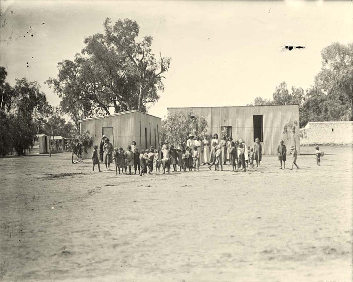 Alice Springs. Children in front of dwellings, The Bungalow, 1920