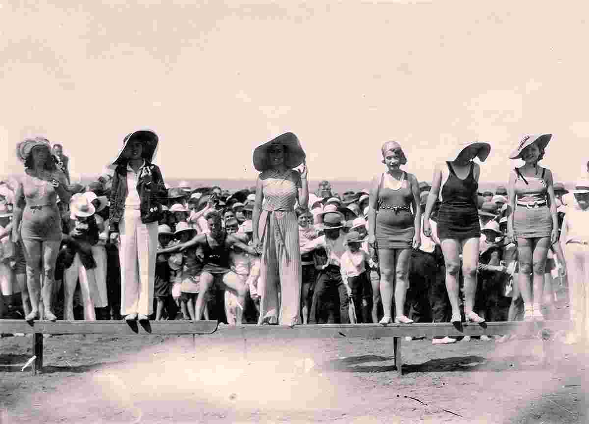 Bargara–Innes Park. Beauty contestants at the beach, 1933
