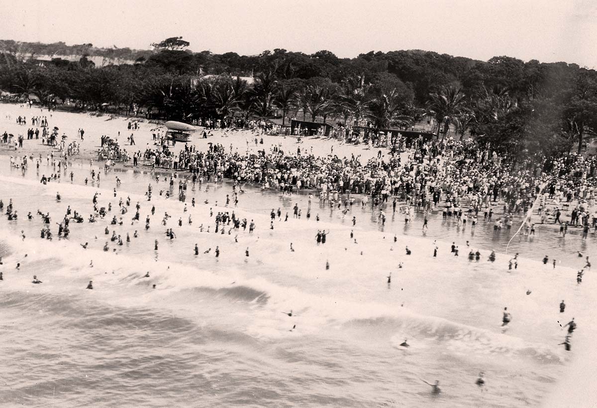 Bargara–Innes Park. Crowds on Neilson Beach, Bargara at the Railway Picnic, 1931