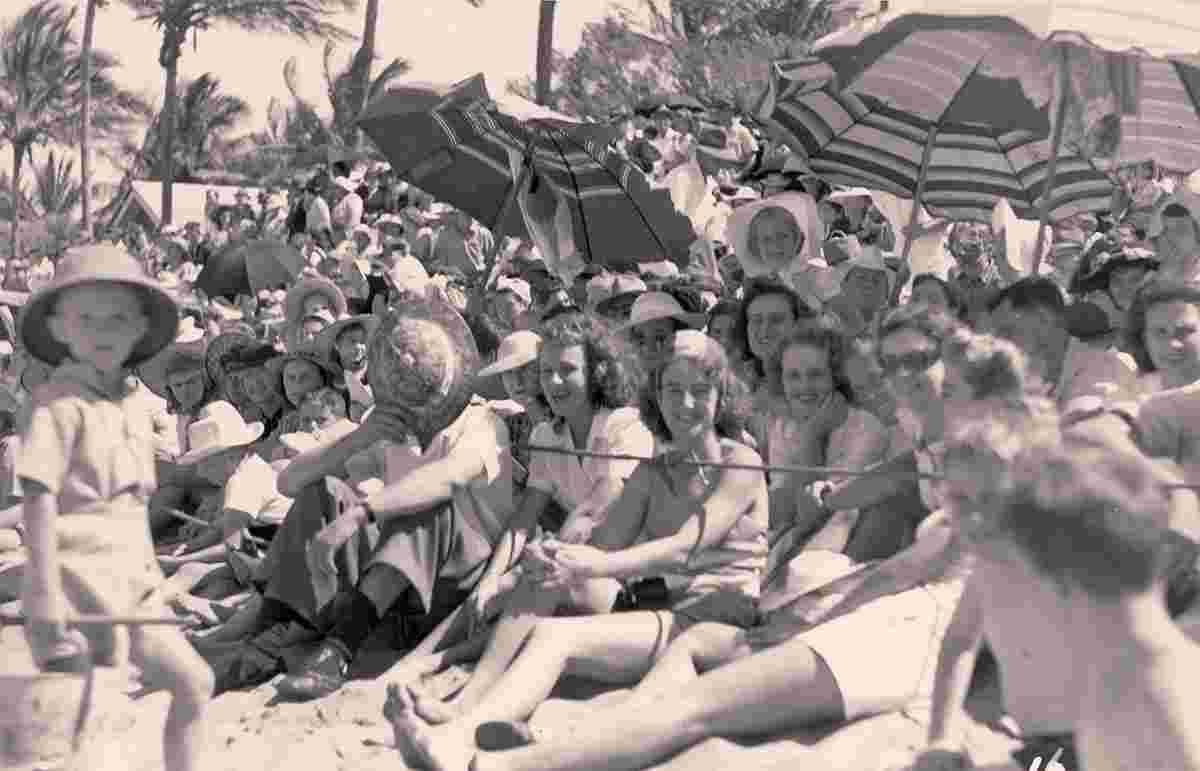 Bargara–Innes Park. Crowds on Nielsen's Beach at the Railway Picnic, 1947
