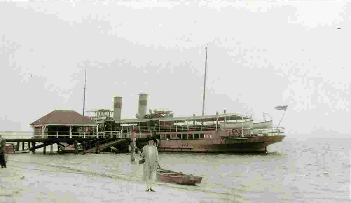 Bongaree–Woorim. SS Koopa at the jetty at Bongaree, between 1911 and 1930