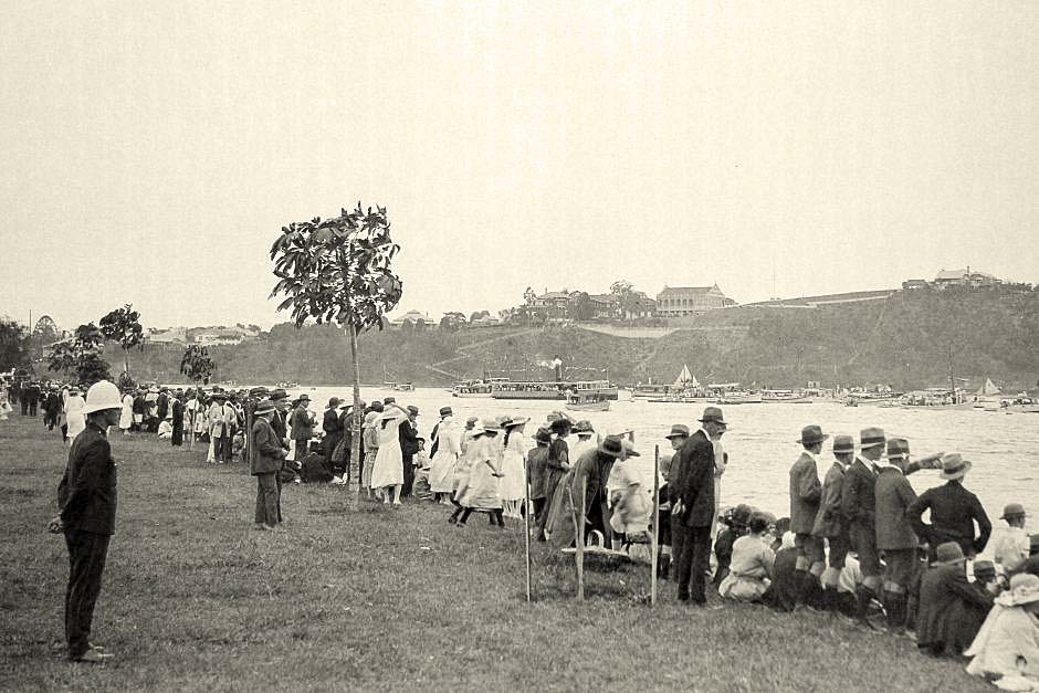 Brisbane. People at New Farm Park watch the 'Henley on Brisbane' regatta, 1922