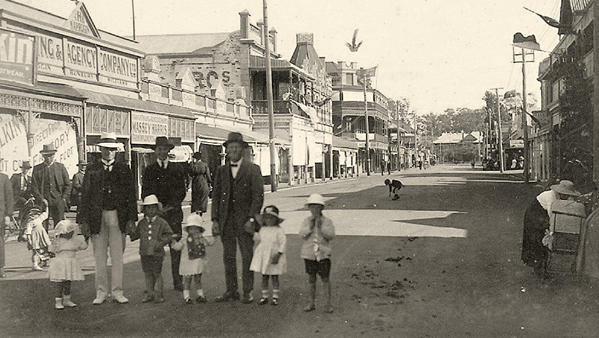 Bunbury. Panorama of main street, November 1918