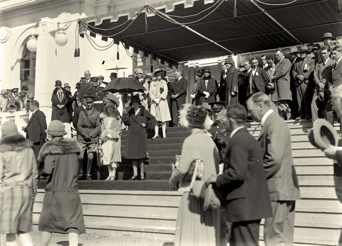 Canberra. Royal Visit, May 1927 - Canberra citizens passing the Duke and Dutchess of York