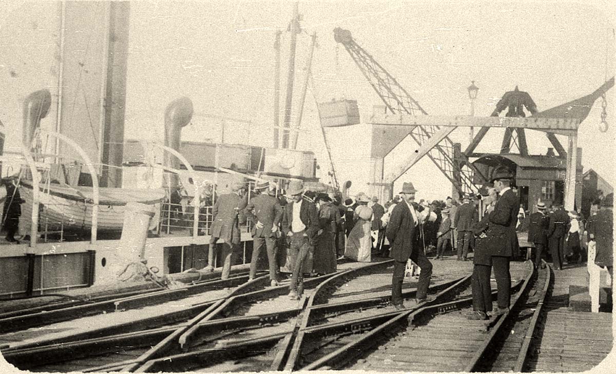 Coffs Harbour. Jetty, landing passengers from the SS 'Orara'