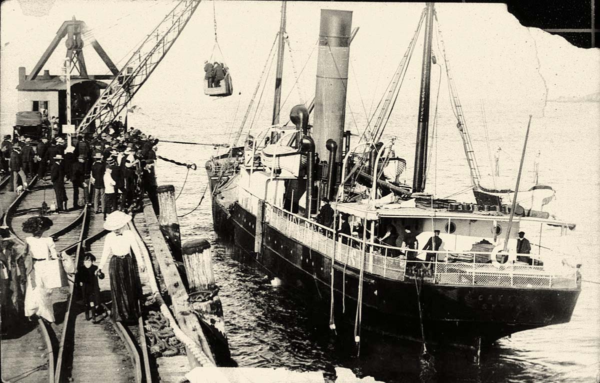 Coffs Harbour. Pier for passengers and SS 'Cavanba', 1908