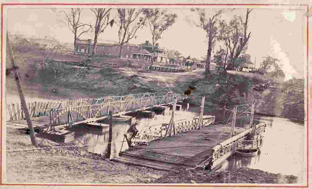Echuca. Pontoon bridge and punt Echuca, 'Bridge' Hotel on the hill, 1875