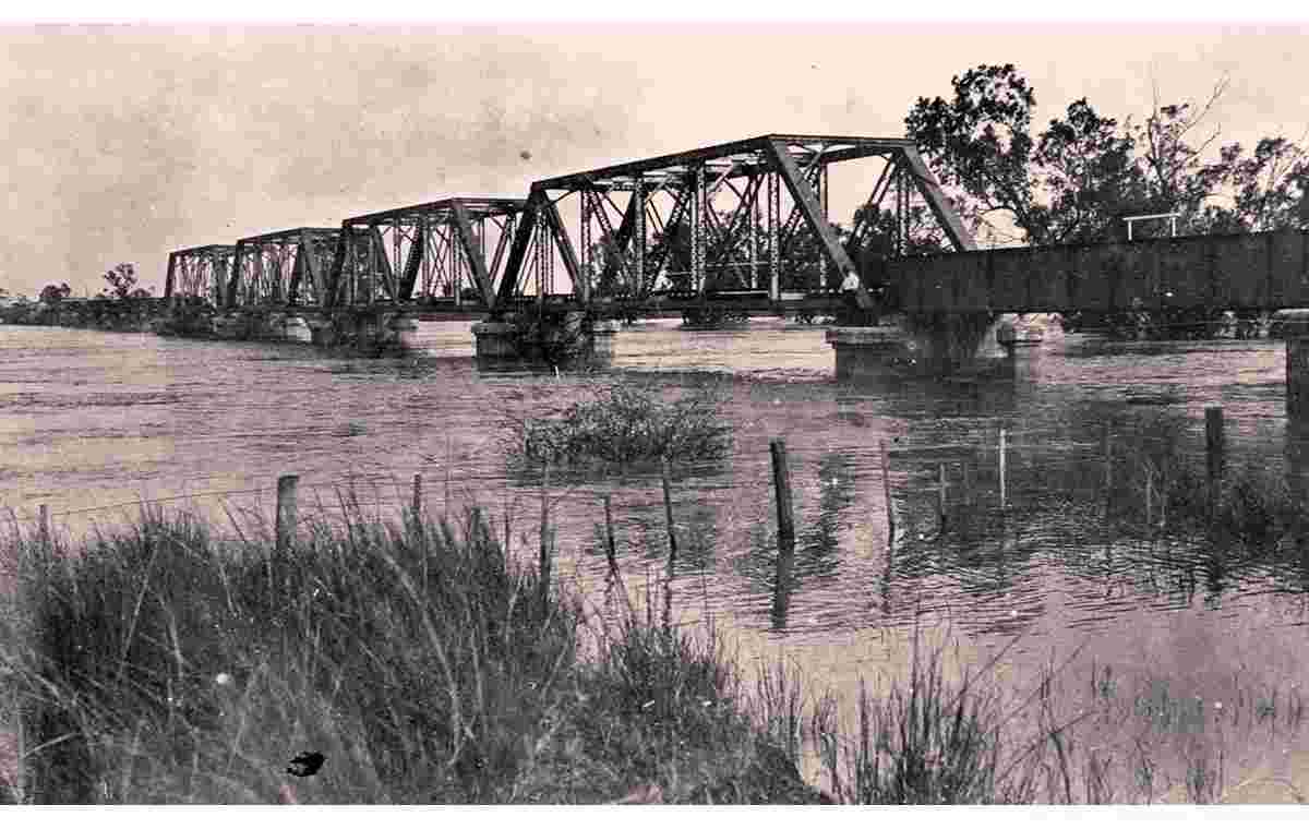 Emerald. Railway bridge in Emerald during a flood, 1918
