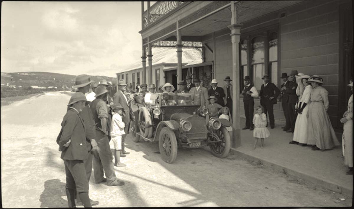 Esperance. Premier Scaddan's party departing the Esperance Hotel, 1915