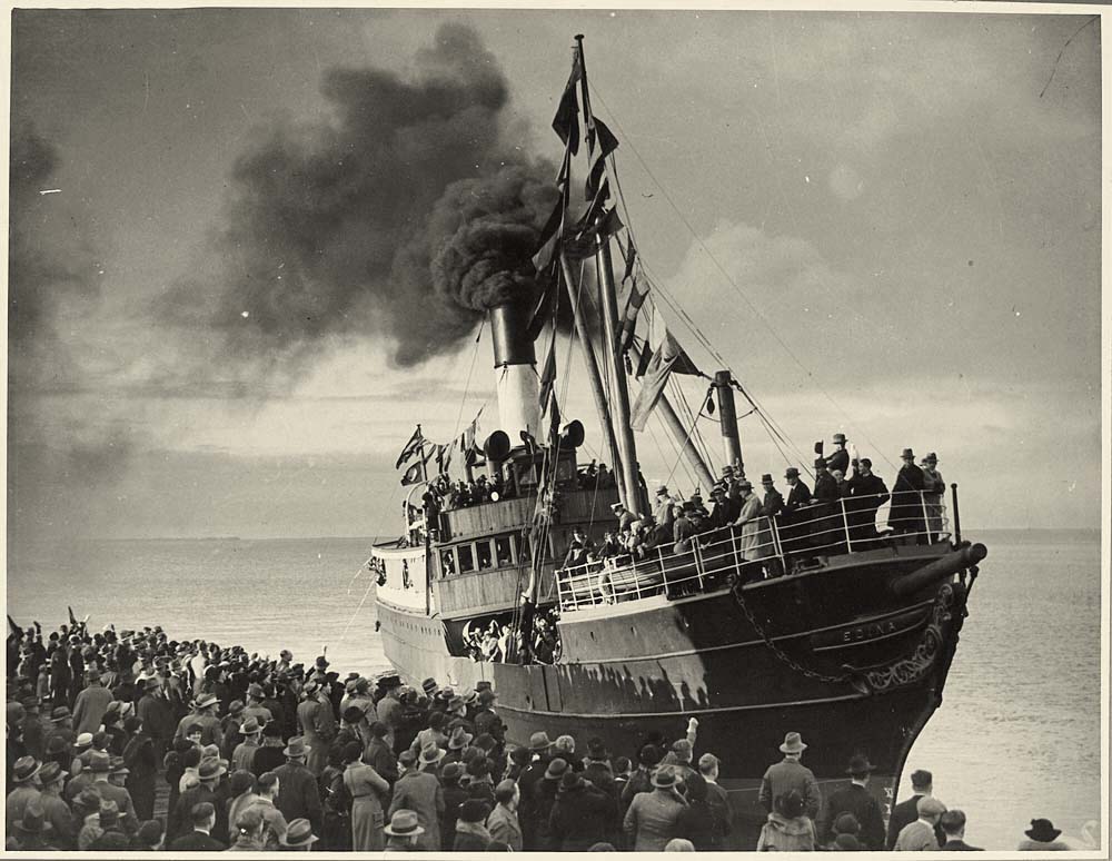Geelong. S.S. 'Edina' leaving Geelong on its last trip, 21 June, 1938