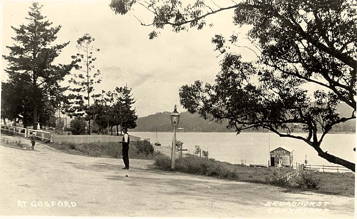 Gosford. Panorama of the road at Gosford, between 1900 and 1927