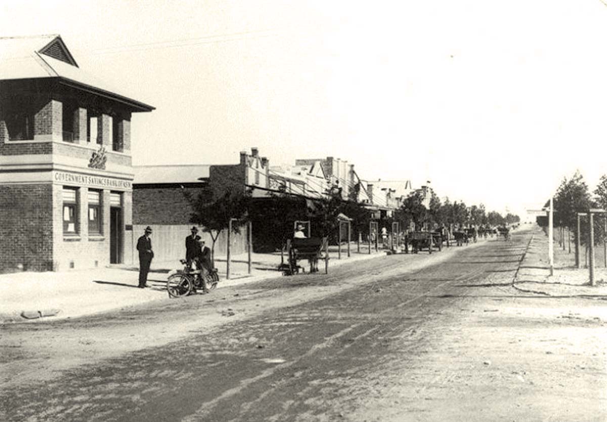 Griffith. Panorama of Banna Avenue with motorcycle
