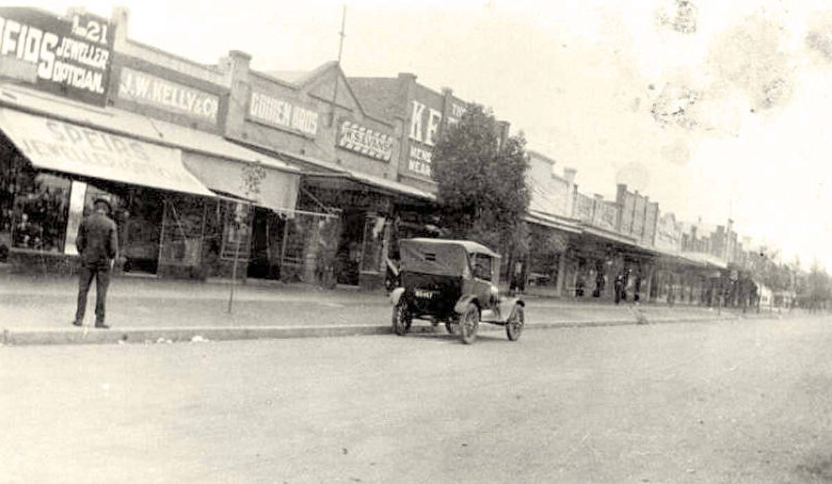 Griffith. Panorama of Banna Avenue with shops and cars