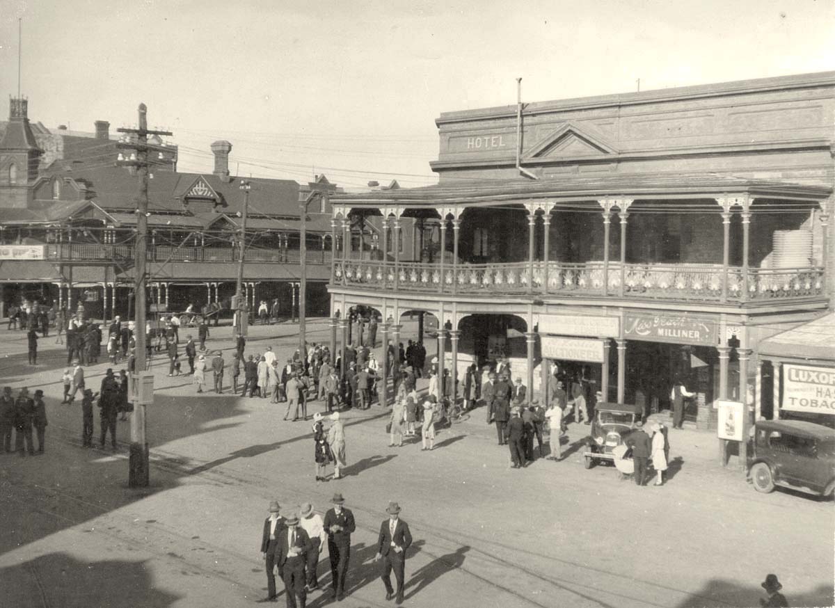 Kalgoorlie. Exchange Hotel (left) and the Palace Hotel (right) on Hannan Street, 1930