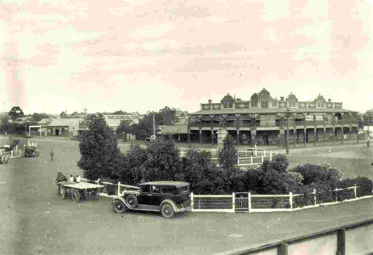 Kalgoorlie. Railway Hotel, War Memorial, 1929