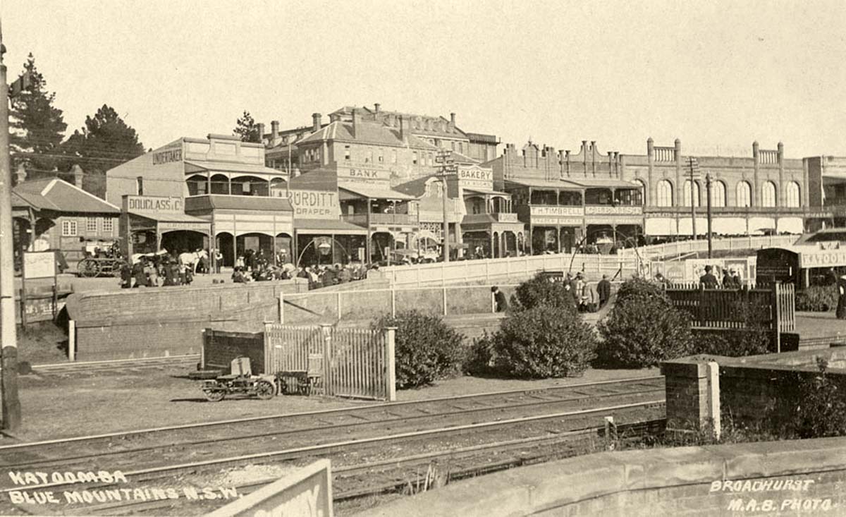 Katoomba. Blue Mountains, street and railway, between 1900 and 1927
