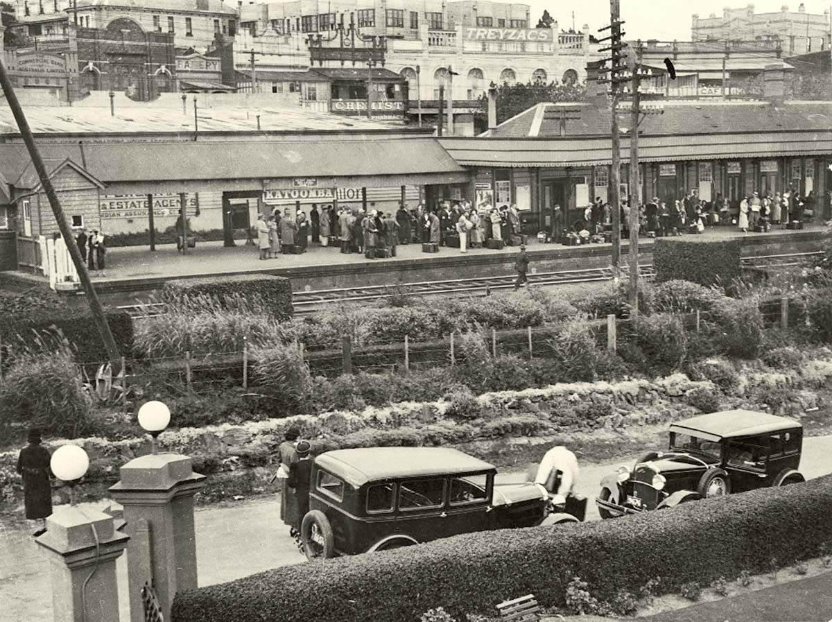 Katoomba. Platform of Railway Station, 1930