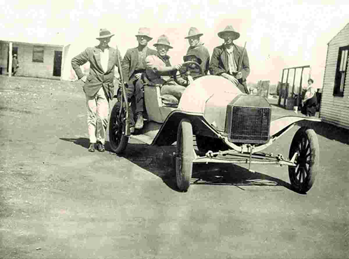Meekatharra. Mens posing in Ford car, 1919