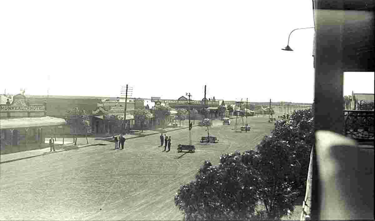 Meekatharra. Panorama of village street