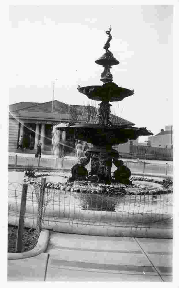 Mildura. Chaffey fountain, Deakin Avenue, between 1940 and 1950