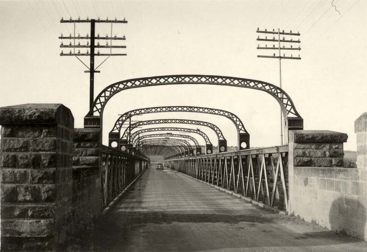 Murray Bridge. Bridge, first road, circa 1940