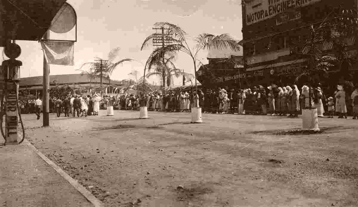 Nambour. Crowds gather in the street to catch a glimpse of royalty, 1934