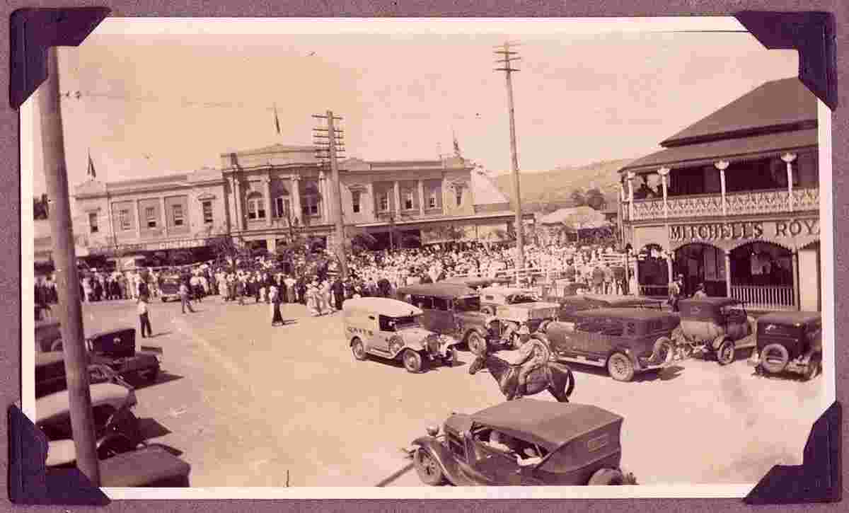 Nambour. Crowds gathered in the street to welcome the Duke of Gloucester, circa 1930