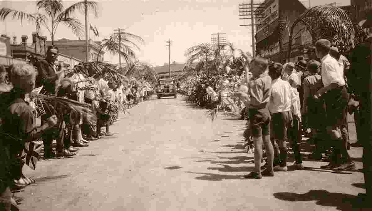 Crowds line the main street of Nambour to greet a royal visitor, 1934