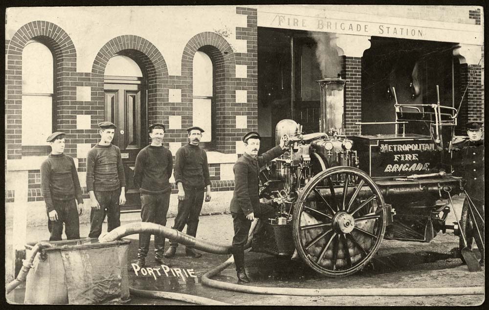 Port Pirie. Fire engine and members of the Fire Brigade, 1910