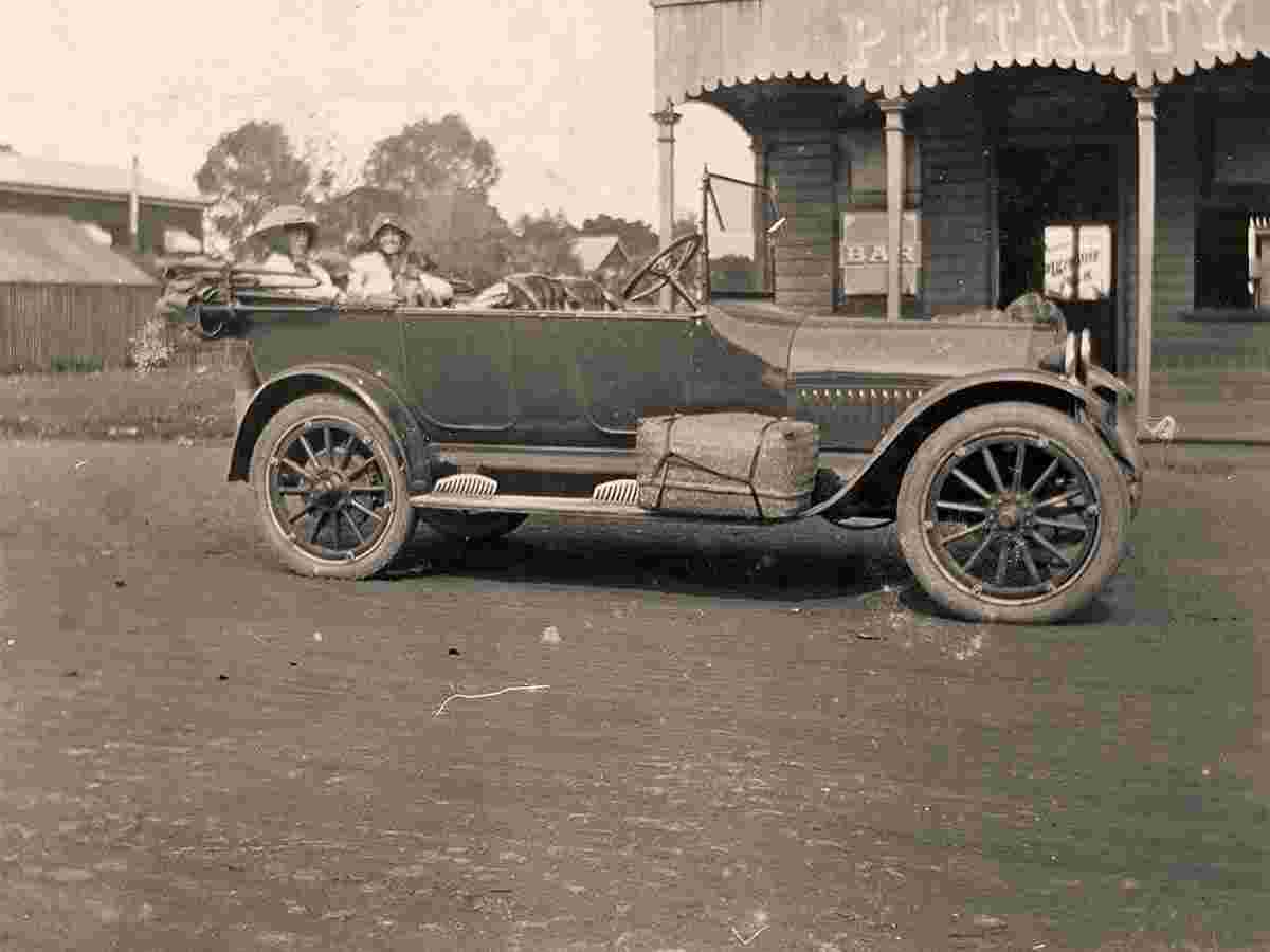 Redcliffe. Car near the Redcliffe Hotel in 1917