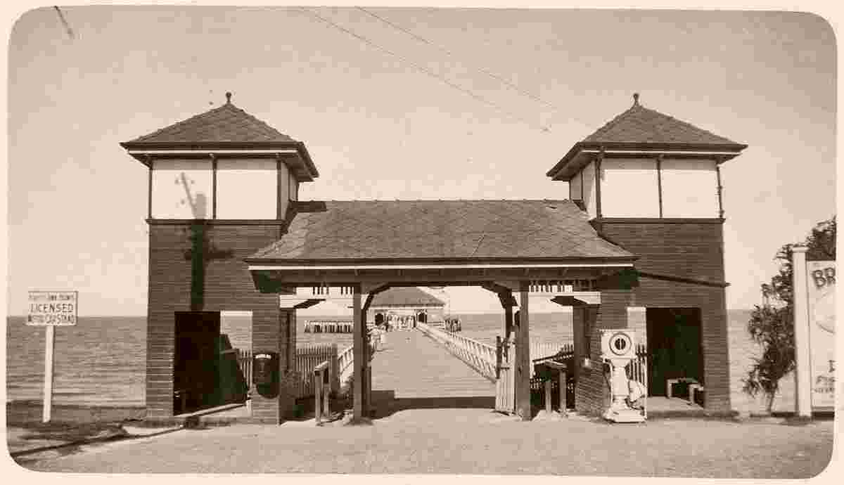 Redcliffe. Entrance to Redcliffe Pier, 1935