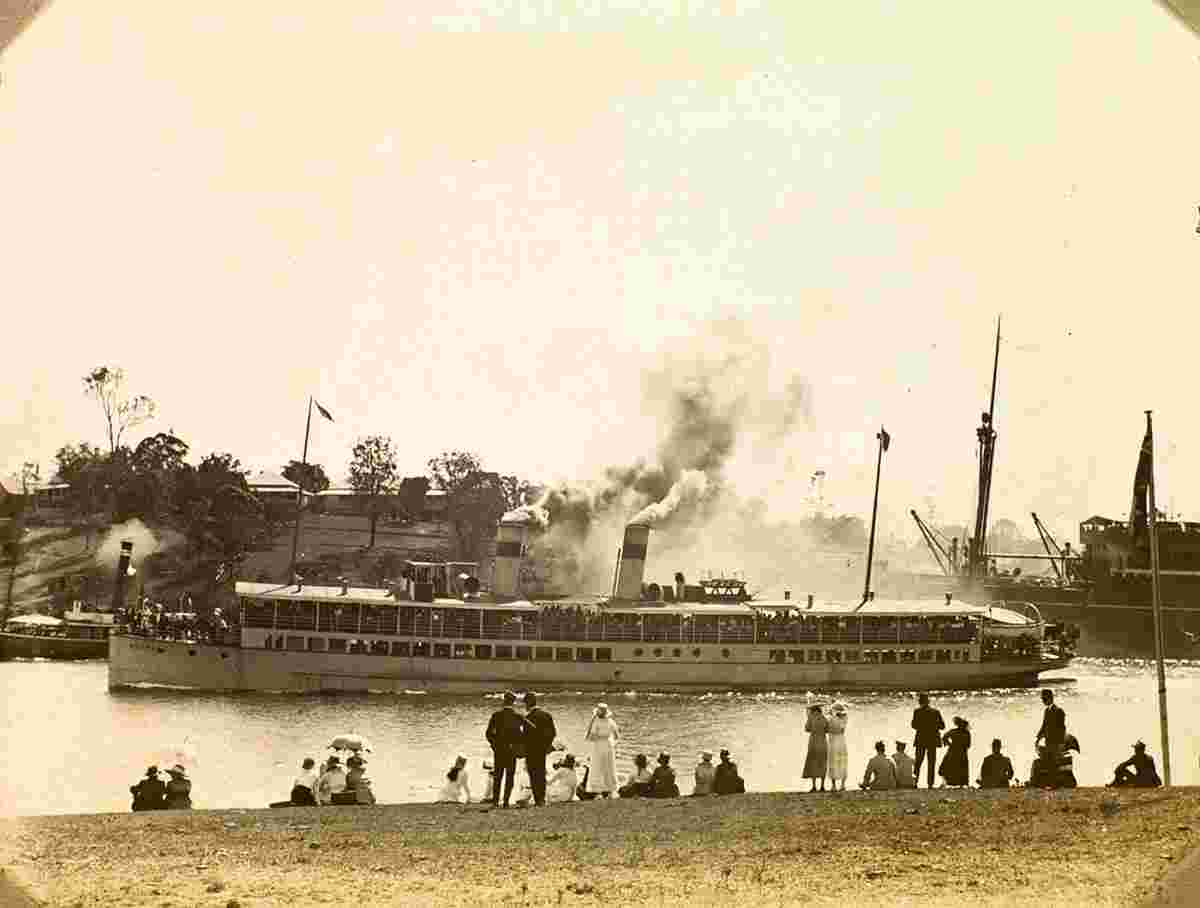Redcliffe. S.S. Koopa steaming up the Brisbane River, circa 1920