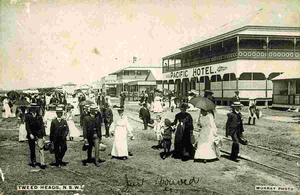Holiday makers arriving in Tweed Heads and Pacific Hotel, 1911