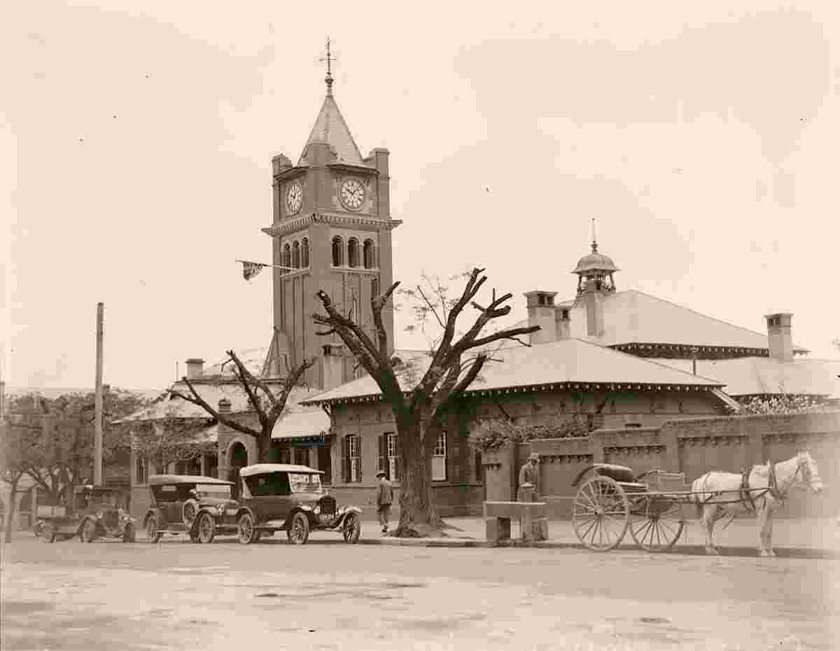 Wagga Wagga. Cars with a horse and buggy parked in front of the Courthouse, circa 1925